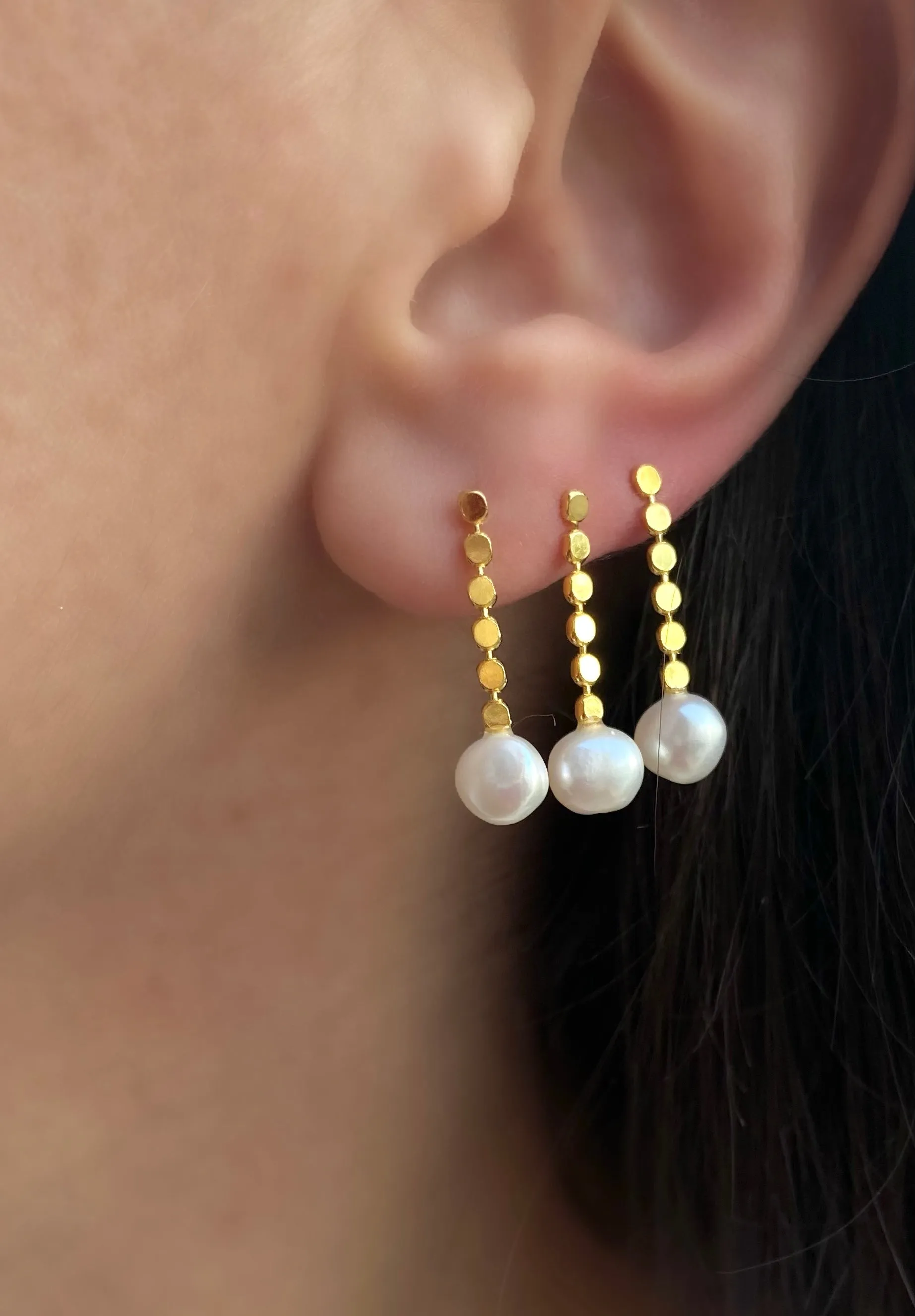 Ear drops with pearls on button chain