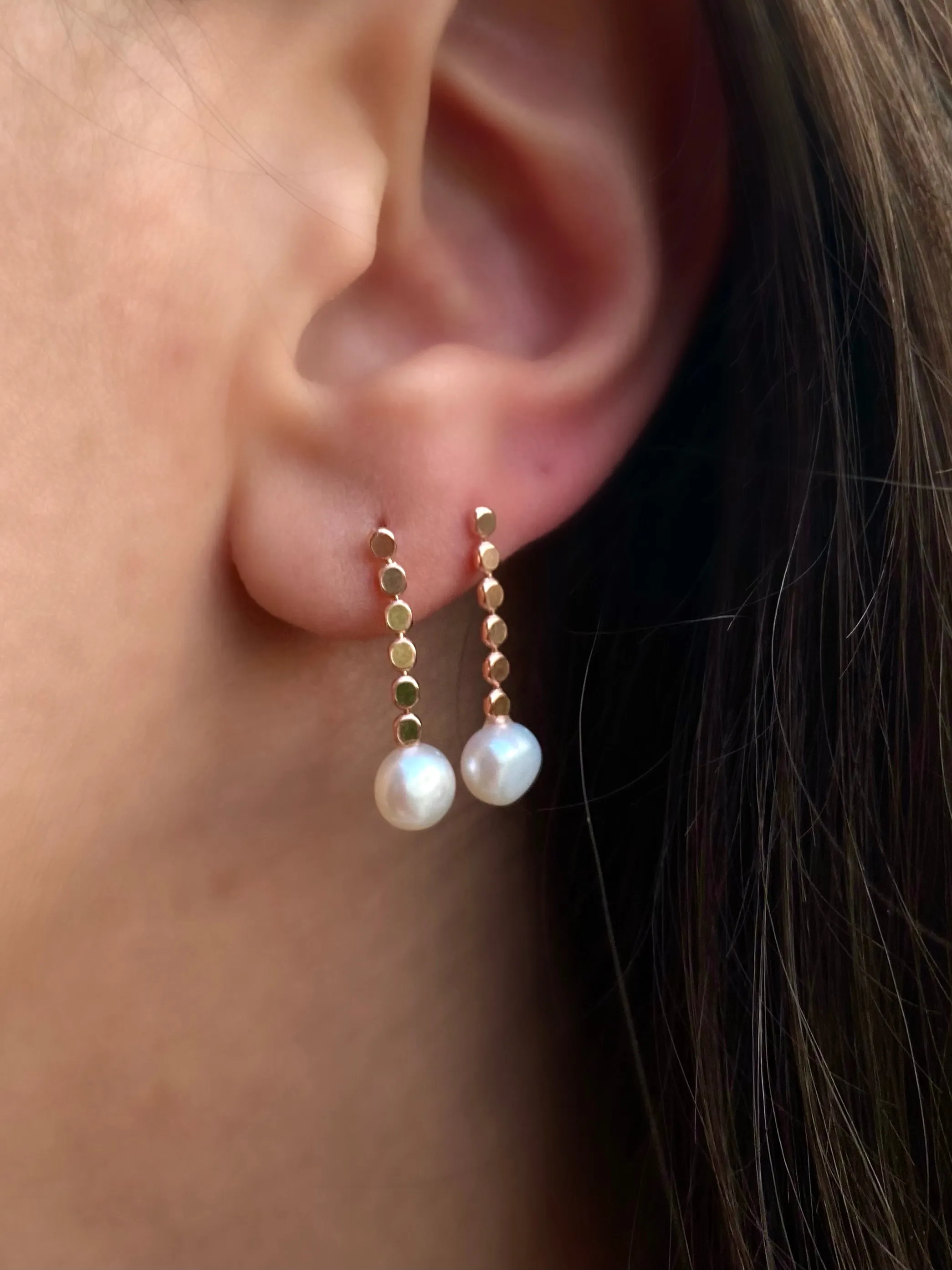 Ear drops with pearls on button chain